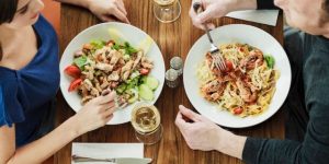 I 6 cibi da evitare assolutamente a cena